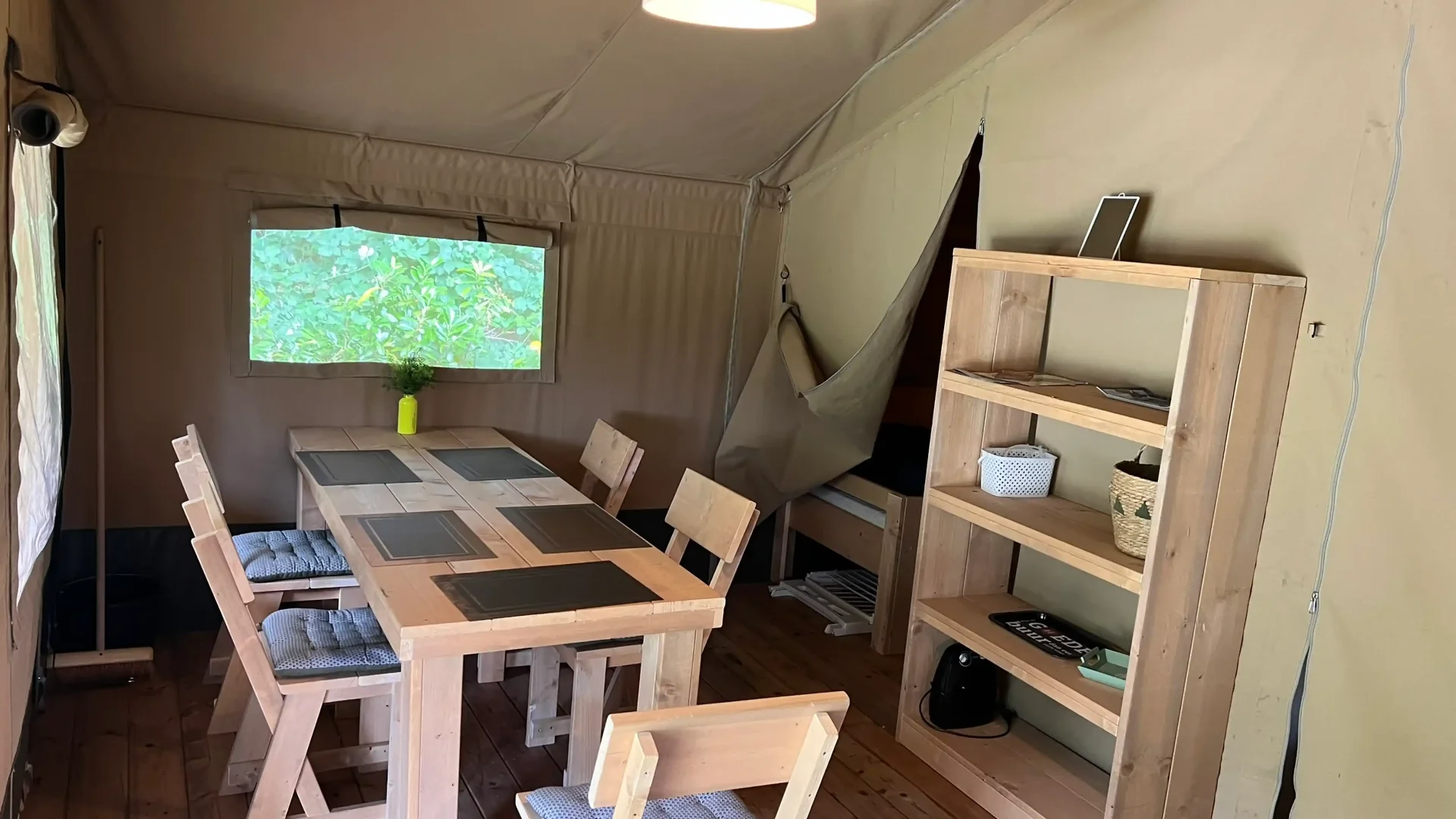 Eethoek in de safaritent