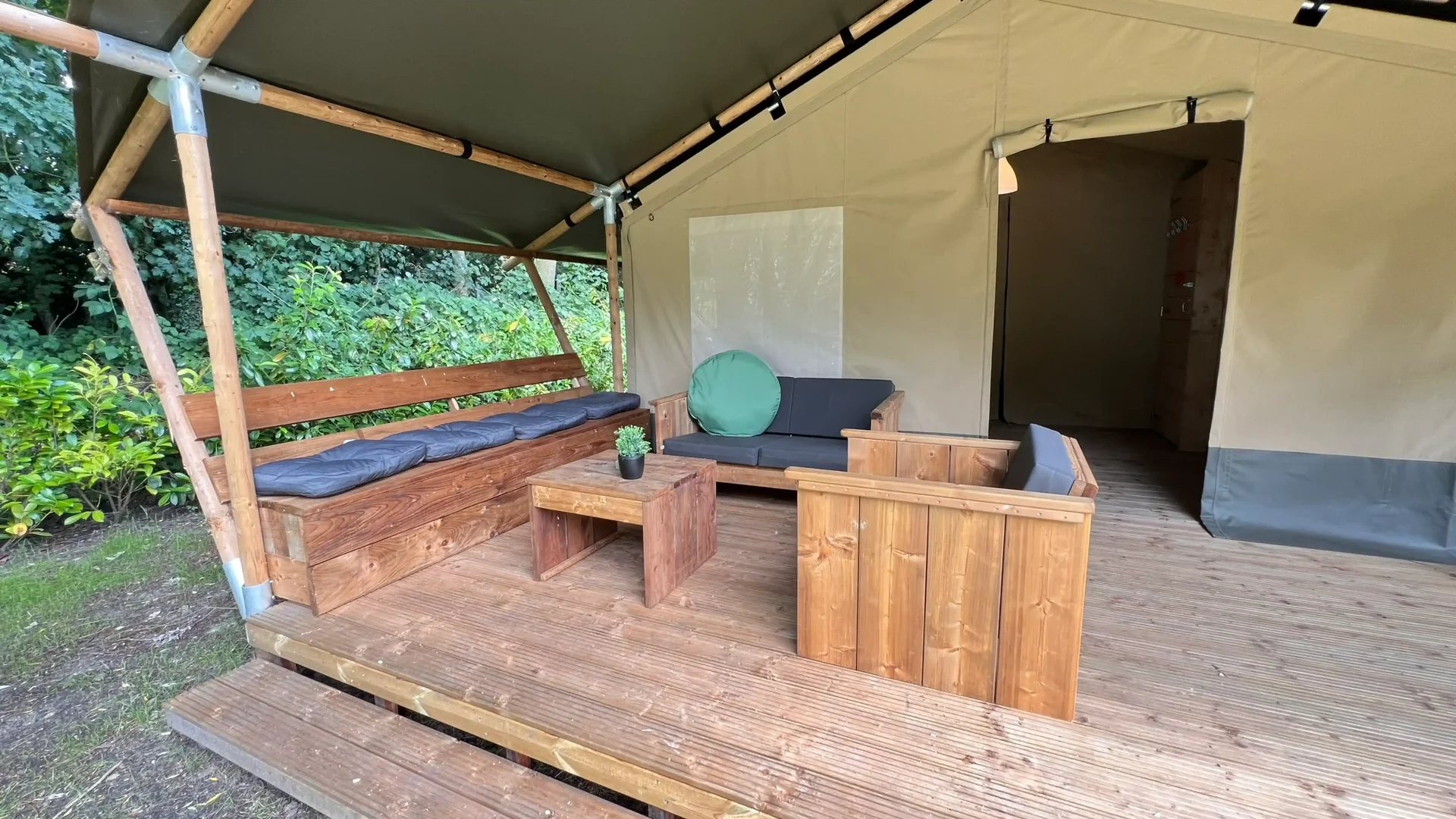 Veranda met zithoek en tafel