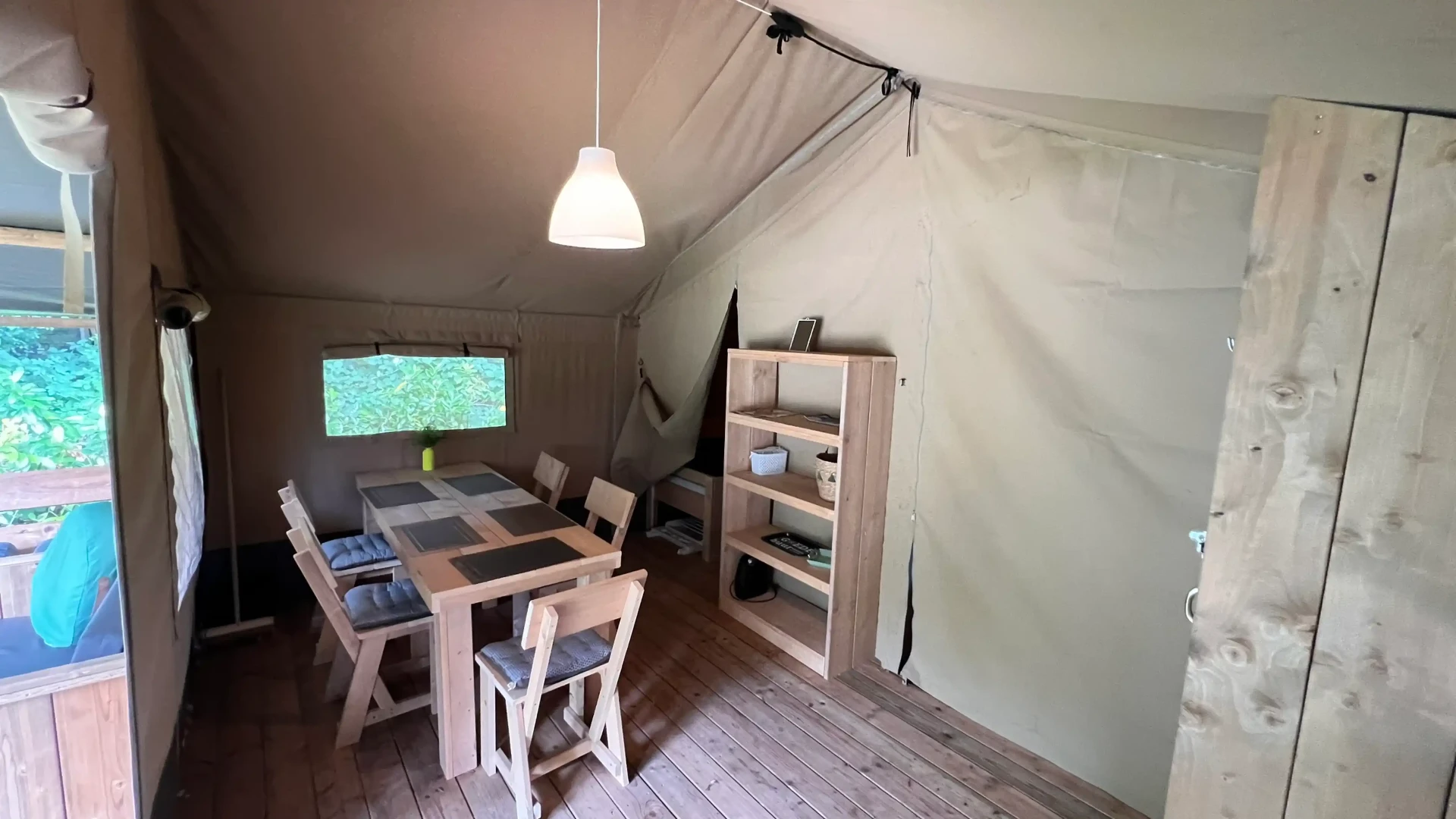 Woongedeelte van de safaritent