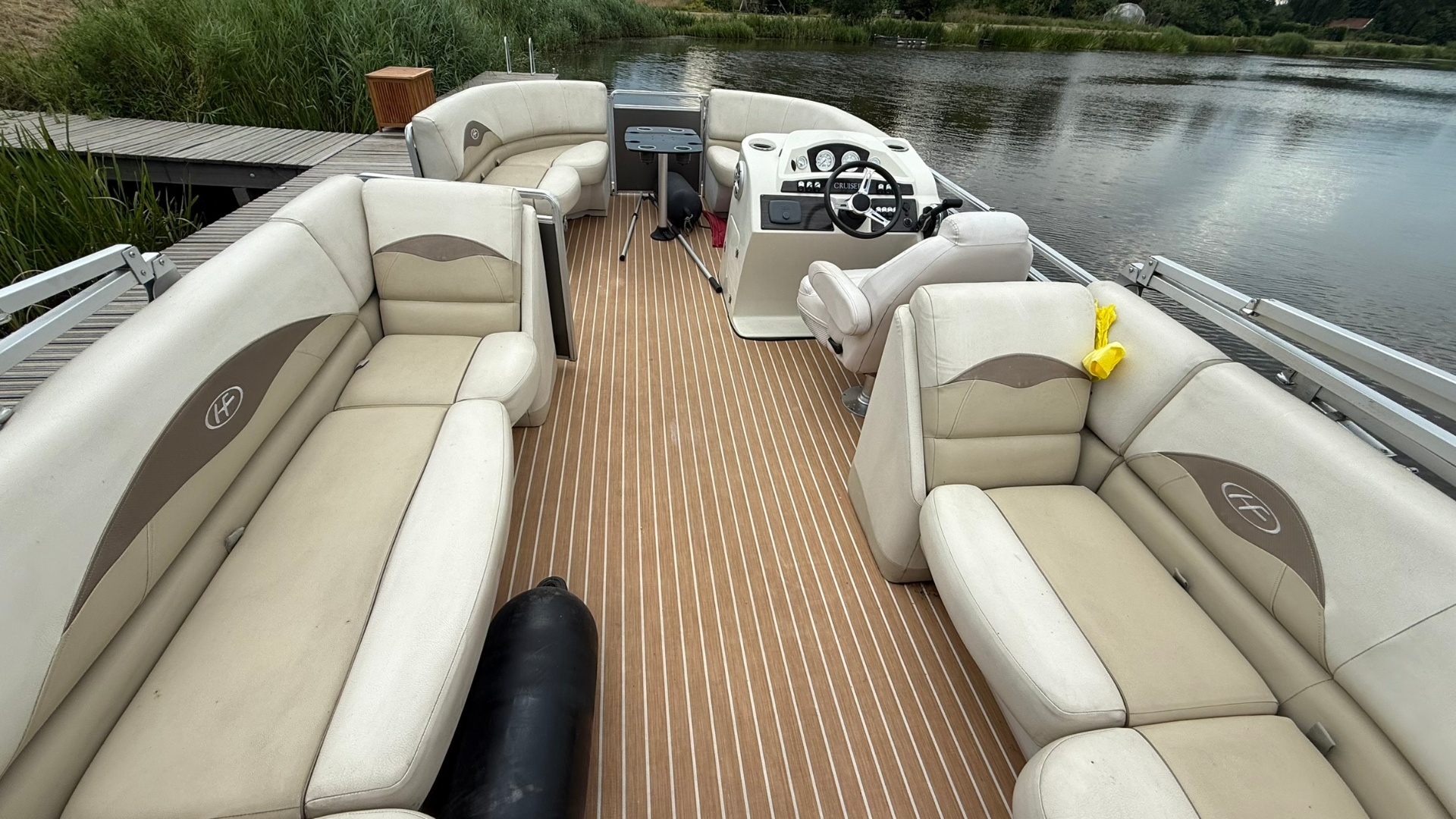 Luxe interieur van de pontonboot met comfortabele zitplaatsen