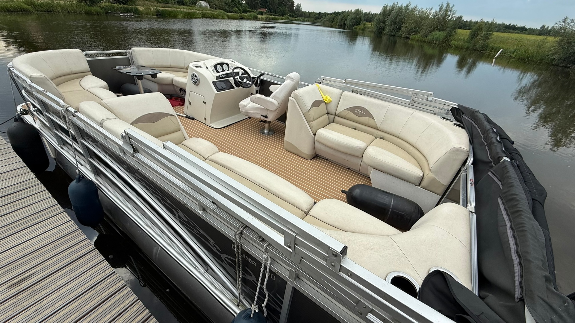 Ruime zitplaatsen pontonboot — plek voor 10 personen